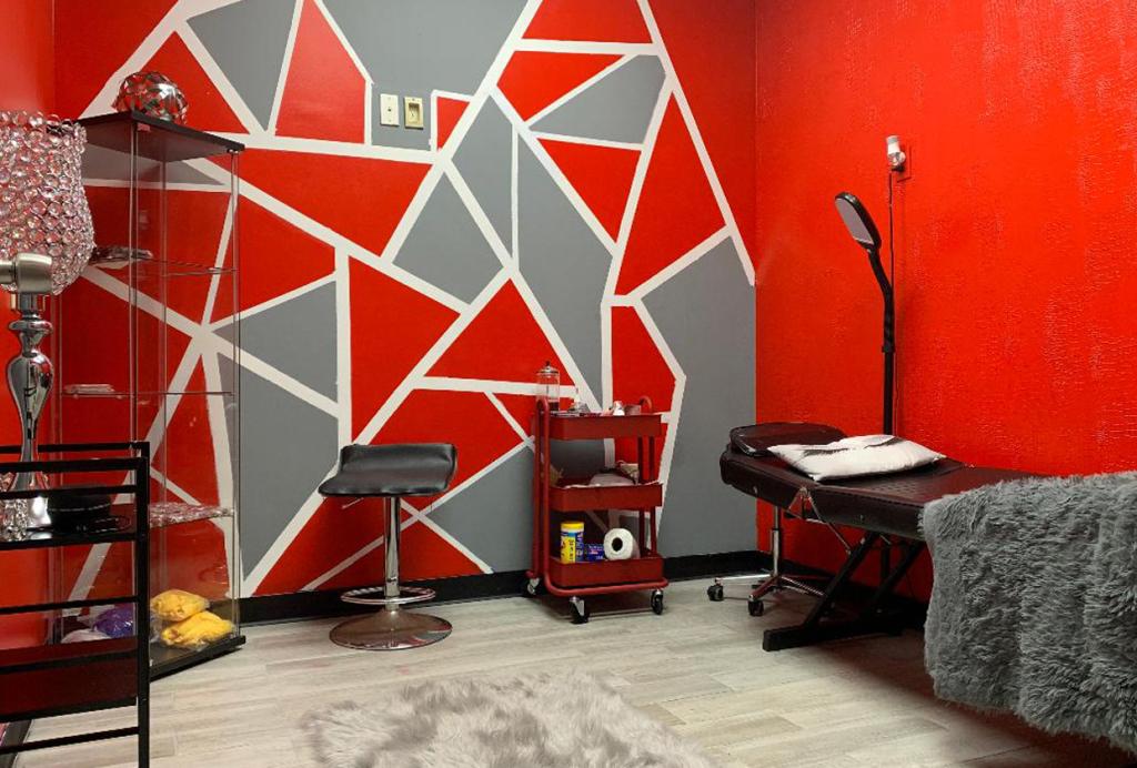 hair salon suites near me in Marietta GA from Encore Salon Suites salon suite owners are maximizing their profits in atlanta more compared to commission stylists. Beauty entrepreneur boundaries are essential for salon suite professionals to run their business successfully. Managing the salon work-life balance by using client boundaries for stylists help you protect you and your time. Policies salon suite have saved many professionals from problems. hair salon suites for Sandy springs, marietta salon studios, atlanta salon suites.