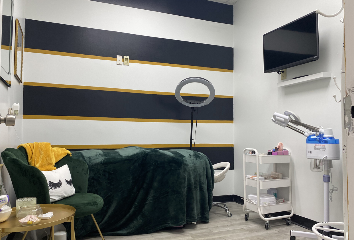 Encore Salon Suites is the top provider of salon suites in the Atlanta area. Offering beauty professionals salon suites for rent in Marietta and Sandy Springs, they are able to run their independent beauty business on their terms. Encore's hair salon suites for rent in Sandy Springs are perfect for hair stylists, med spa nurses, nail technicians, lash technicians, and so many more can all find the perfect salon suites in Atlanta. Salon suites near East Cobb, Marietta salon suites, salon studios in Sandy Springs, Salon suites near vinings, Dunwoody salon suites, salon studios for rent in Marietta, Woodstock salon suites. Marietta estheticians, private suite, skincare business